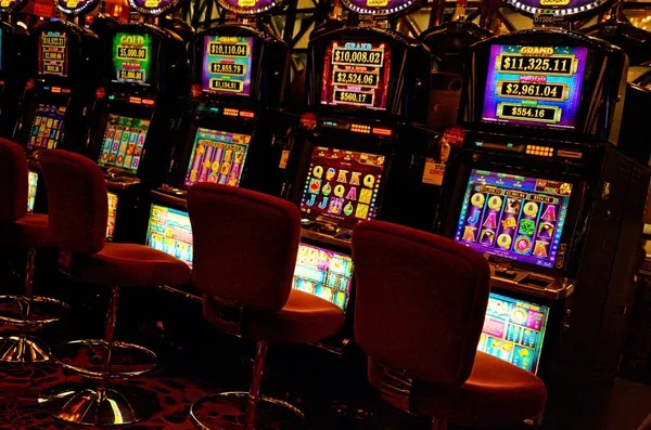 Live Dice Game table on insta slot mobile app showing real-time dealer interaction